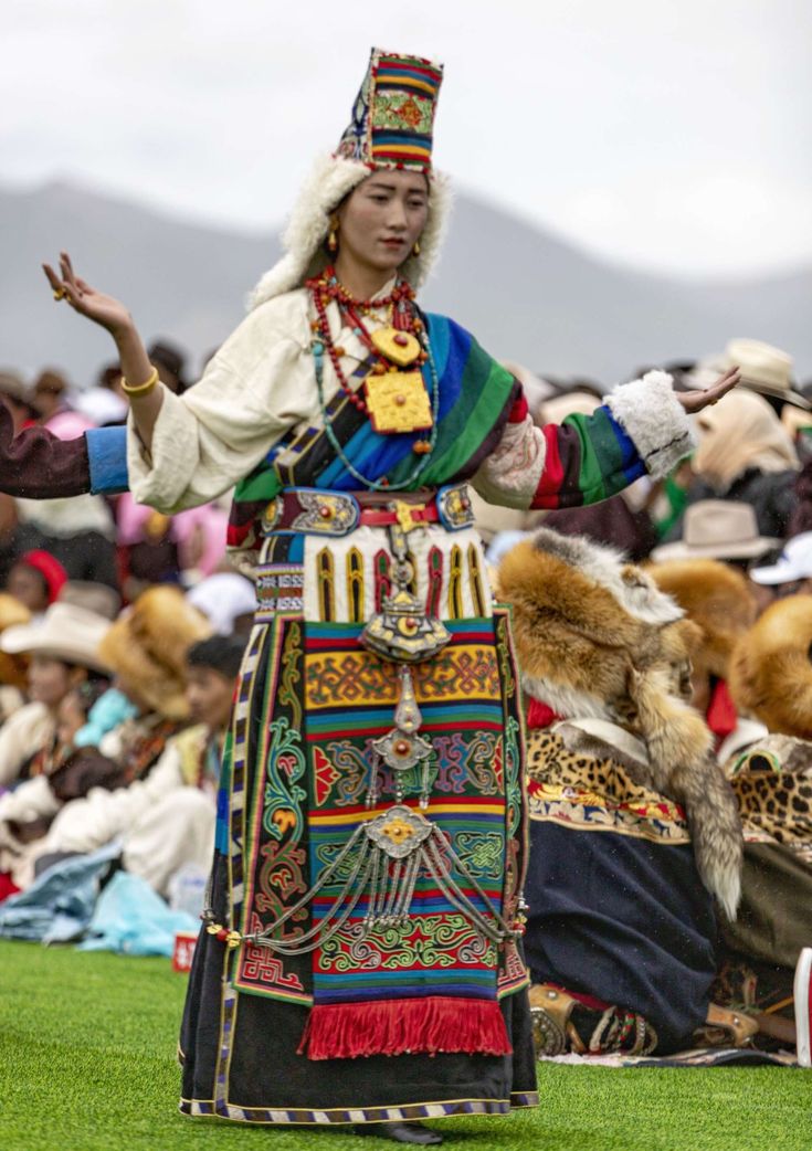 Tibet Traditional Clothes, Tibetan Traditional Dress, Tibetan Traditional Clothing, Tibetan Clothes, Tibet Culture, Buddhist Clothing, Boho Hippie Fashion, Tibetan Clothing, Tribe Fashion