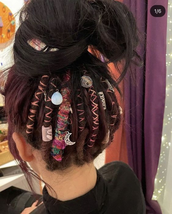 Boho Hippy Hairstyles, Hair Wraps Thread Short Hair, Half Dreaded Hair Short, One Dreadlock In Hair, Partial Dreads Short Hair, Cute Dreadlocks Hairstyles, Cute Hair Wraps, Cute Hippie Hairstyles, Half Head Dreadlocks