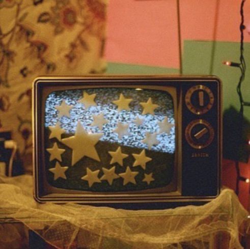 an old fashioned television with stars on the screen