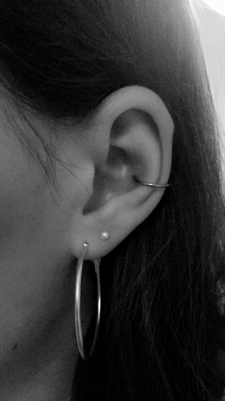 Conch And Double Lobe Piercing, Double Lobe Piercing Ideas, Conch Piercing Hoop, Double Lobe Piercing, Earlobe Piercings, Double Ear Piercings, Double Piercing, Double Earrings, Face Piercings