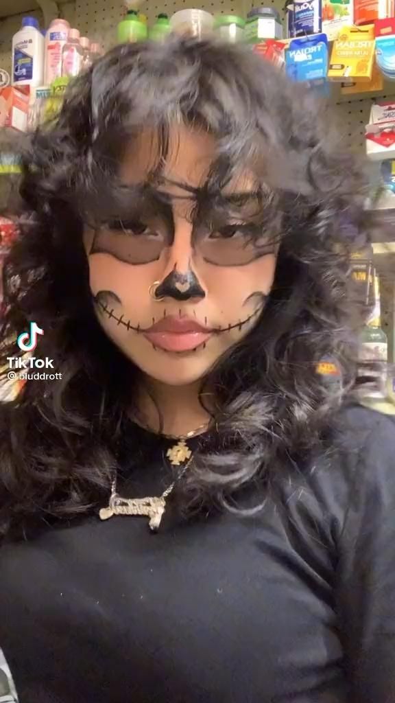 Halloween Hairstyles Skeleton, How To Do A Skeleton Makeup, Halloween Costumes Skeleton Women Makeup Ideas, Latina Skull Makeup, Homies Drawing Easy, Skeloten Makeup, Hot Skeleton Costume, Cute Skull Makeup, Skeleton Makeup Pretty