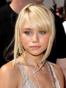 Ashley Olsen. I want her bangs Ashley Olsen Hair, Cute Medium Haircuts, Nails Oval, Loose Updo, Blonde Bangs, Ideas Nails, Side Bangs, Nail Nail, Haircuts With Bangs