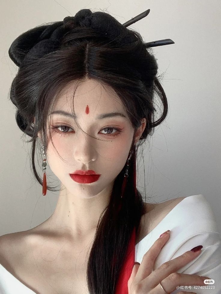 Geisha Hair, Chinese Makeup, Female Pose Reference, בר מצווה, Peinados Fáciles Para Cabello Corto, Long Black Hair, Hair Reference, Red Lipstick, Portrait Poses