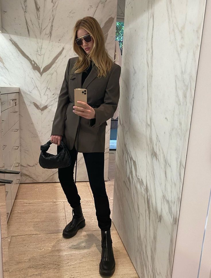 Rosie Huntington-Whiteley’s Style Tricks Are A Lesson To Us All | British Vogue Athleisure Instagram, Rosie Huntington Whiteley Style, Laura Bailey, Zara Bodysuit, Poppy Delevingne, Rosie Huntington, Beige Outfit, Sienna Miller, Huntington Whiteley