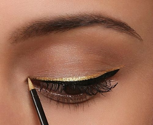 Gold liner on top of black. Must try! Gold Eyeliner, Eyeliner Tips, Gold Liner, Glitter Liner, Eyeliner Looks, Gold Eyes, Eye Make, Makati, Love Makeup