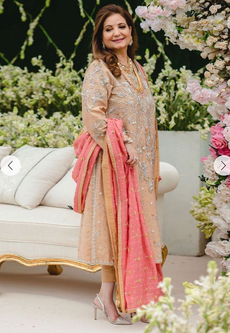 Groom Mother Dress Pakistani, Brides Mother Indian Outfit, Groom Mother Dress, Walima Ideas, Bride Mother Dress, Brides Mom Dress, Brides Mother Dress, Tissue Dupatta, Mom Makeup