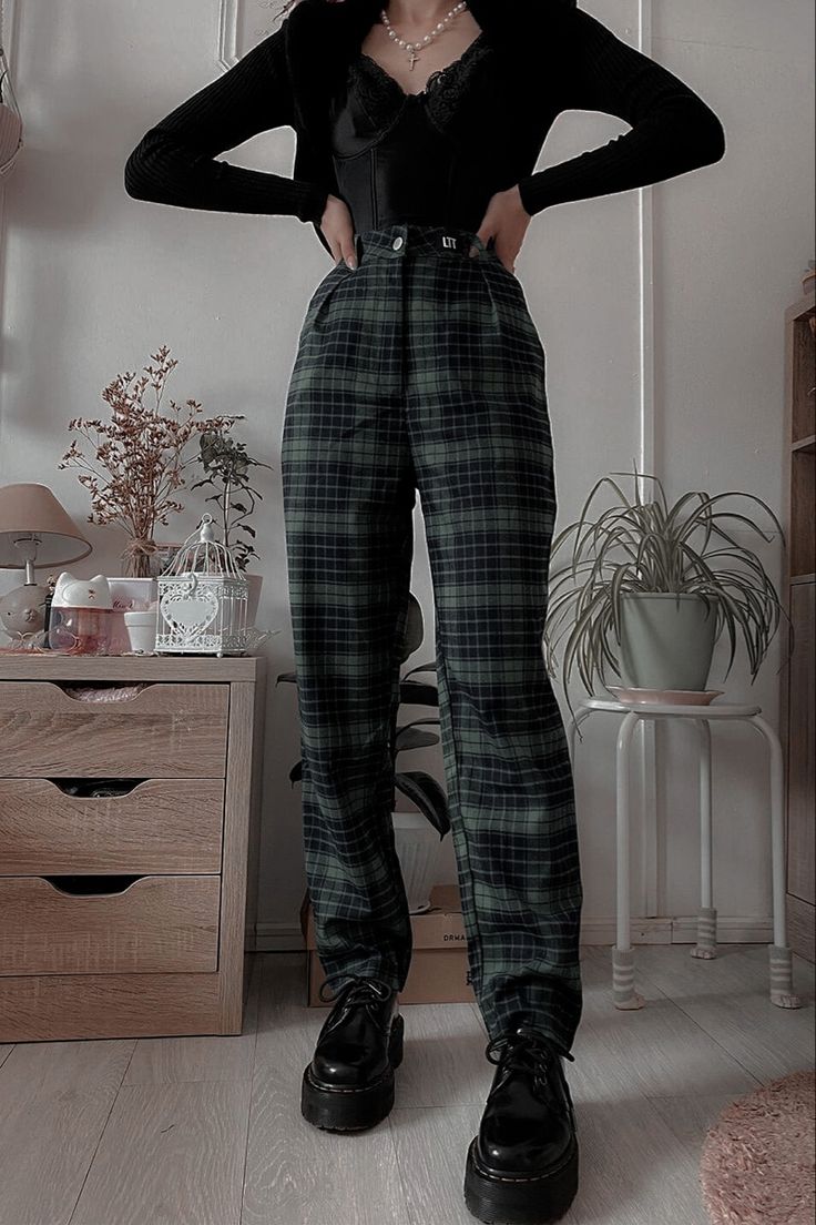 Edgy Work Outfits, Green Plaid Pants, Plaid Pants Outfit, Plaid Trousers, Estilo Hippie, Corporate Outfits, Wear Green, Stylish Outfit, Alternative Outfits