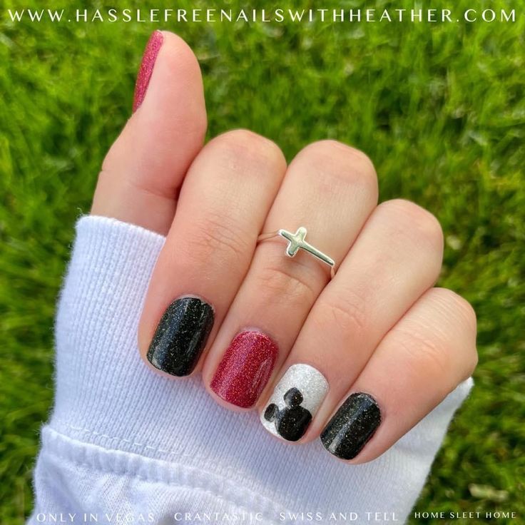 Disney Nails Pedicure, Simple Mickey Mouse Nails, Mickey Mouse Christmas Nails, Random Furniture, Disney Themed Nails, Mani Inspiration, Sns Nails Designs, Disneyland Nails, Mouse Nails