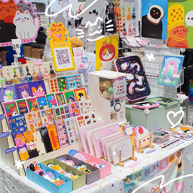 there are many different items on display at this market stall, including cards and magnets