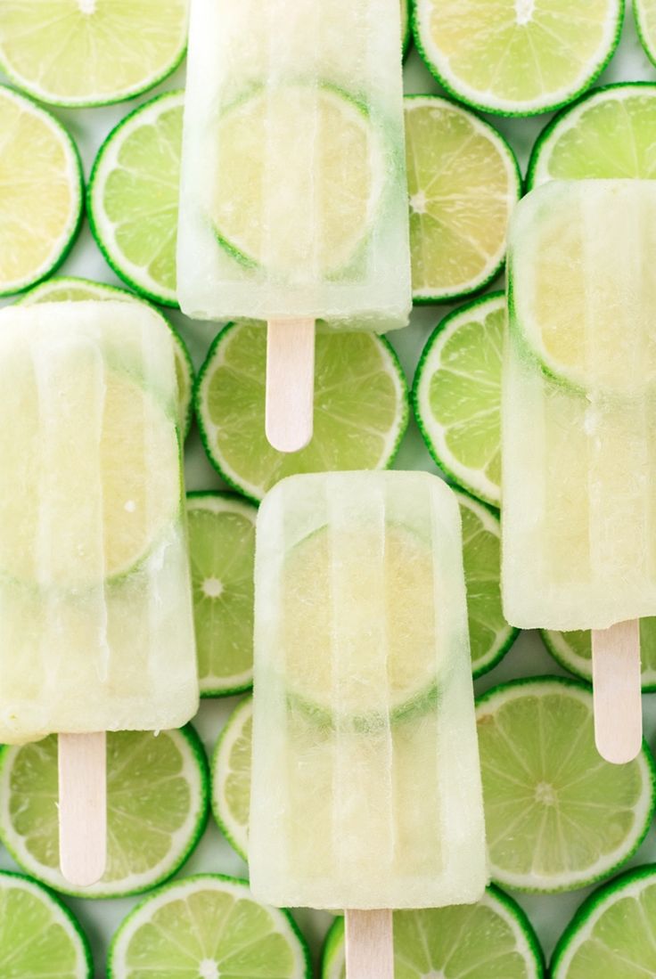 popsicles with lime slices on them are arranged in rows