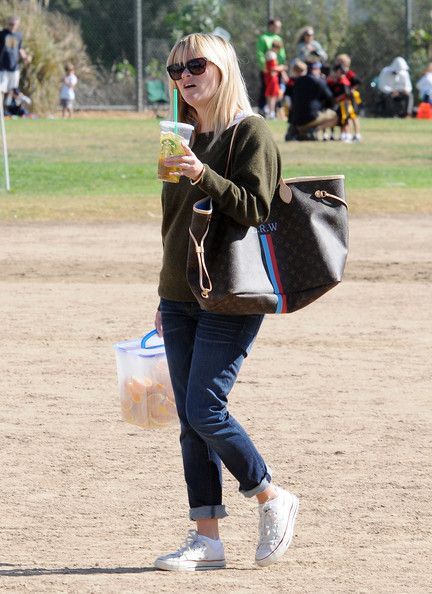 Soccer Mom Outfit Spirit Week, Soccer Mom Outfit, Mom Core, Ava Elizabeth Phillippe, Reese Witherspoon Style, Homecoming Themes, American Sweetheart, Spirit Week Outfits, Week Outfits