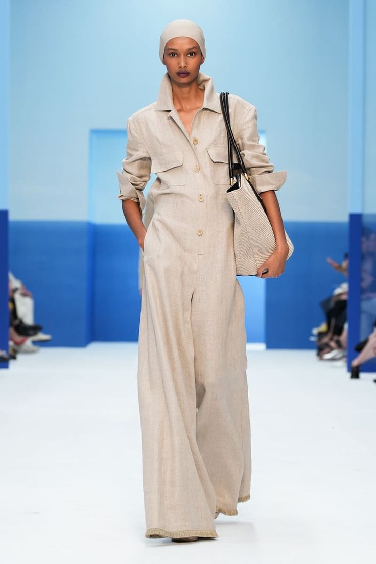 Max Mara Spring 2023, Spring Fashion Chic, Minimal Dress, Spring 2023 Ready To Wear, Style Désinvolte Chic, 2023 Ready To Wear Collection, Style Casual Chic, 2023 Ready To Wear, Milano Fashion Week