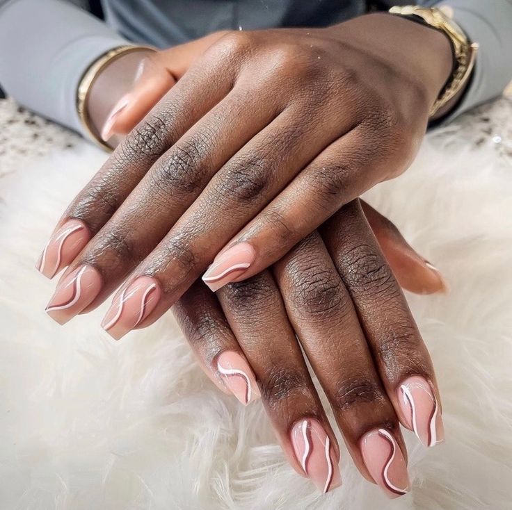 Brown Squiggle Nails, Nude Swirl Nail Designs, Nail Art Black Women, Squiggle Line Nails, Nude Pink Nails With Design, Squiggly Line Nails, Brown Swirl Nails, Black Swirl Nails, Nails On Black Skin