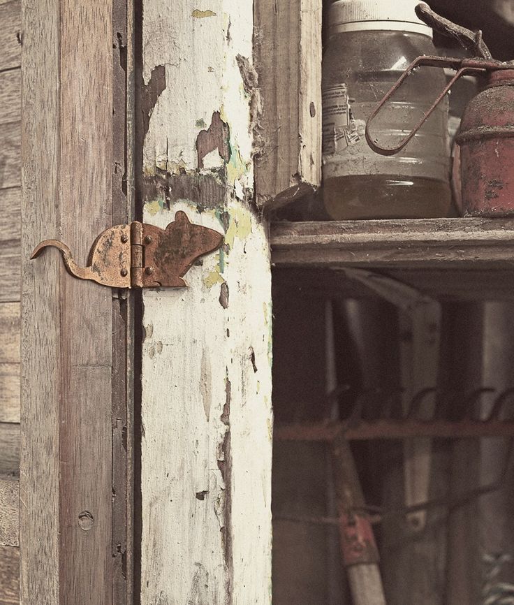 an old door handle on the side of a wooden building