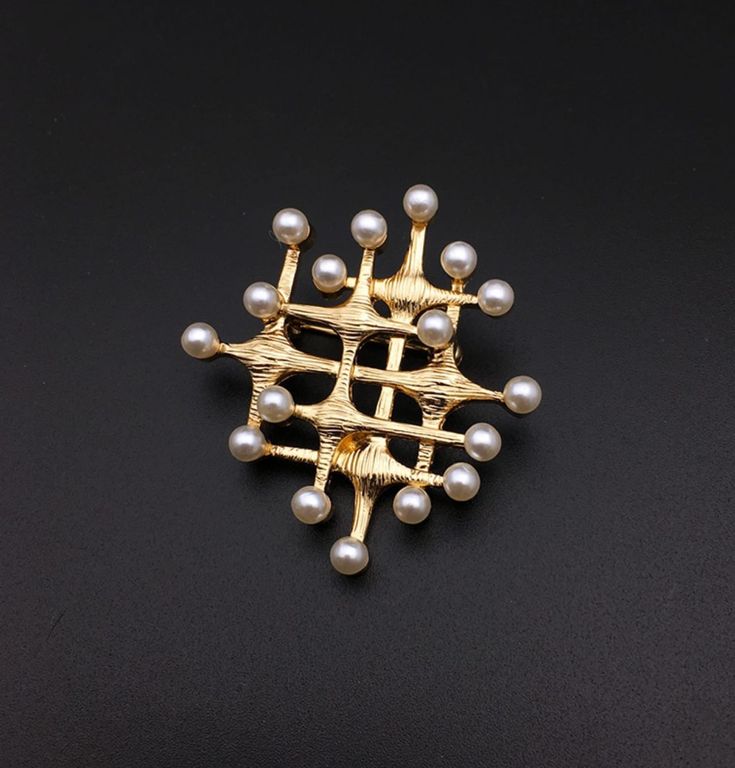 women--bestseller-brooch Vintage Pearl Brooch, Snowflake Jewelry, Couples Ring Set, Unique Brooch, Sparkling Stars, Antique Brooches, Retro Jewelry, Gold Brooches, Crystal Brooch