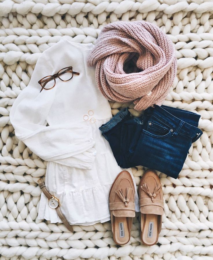 Cozy-chic Instagram Roundup | livvylandblog on Instagram Paris Mode, Outfits Fall, Jeans Outfit, Carrie Bradshaw, Clothes And Accessories, Inspiration Mode, Fashion Mode, Outfits Summer, Mode Inspiration