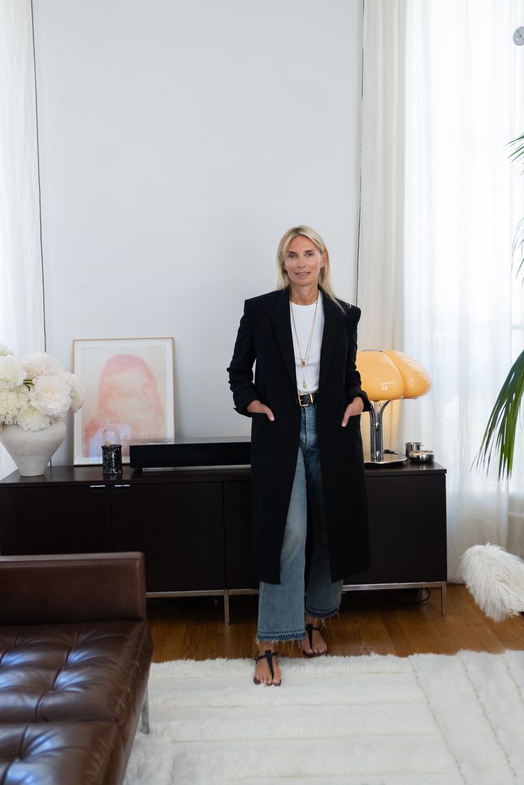 Parisian Style Living Room, Modern Parisian Interior, Parisian Style Interior, Emmanuelle Alt Style, Parisian Living Room, Jean Louis Scherrer, Modern Parisian, Parisian Interior, Emmanuelle Alt