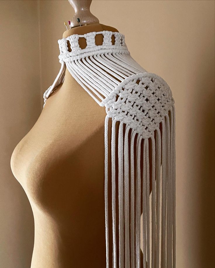 Macrame Shoulder Necklace, Macrame Shoulder Piece, Macrame Epaulettes, Macrame Design Ideas, Macrame Jacket, Macrame Shirt, Macrame Outfit, Macrame Collar, Shoulder Accessories