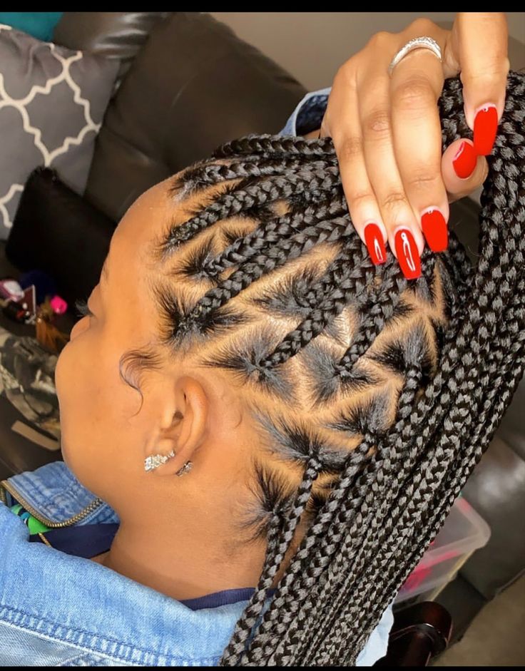 Medium knotless braids triangle parts on natural hair   Hair:  @hairr_by_tiffany Model: @amiibee__ Knotless Parts, Box Braids Sizes, Triangle Parts, Knotless Braid, Medium Knotless, Triangle Box Braids, Braids Knotless, Twisted Hair, Feed In Braids Hairstyles