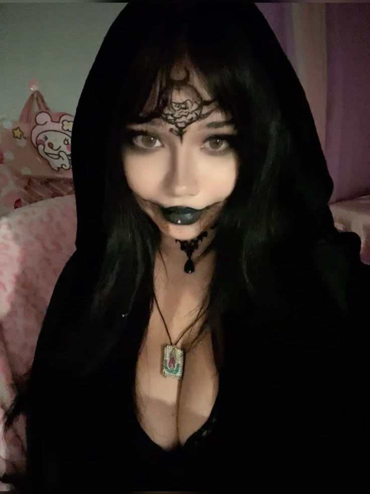 Cassandra Dimitrescu Cosplay, Lip Makeup Art, Halloween Lip Makeup, Lip Makeup Ideas, Goth Halloween Costume, Cassandra Dimitrescu, Dark Costumes, Creepy Crafts, Handmade Halloween Costumes