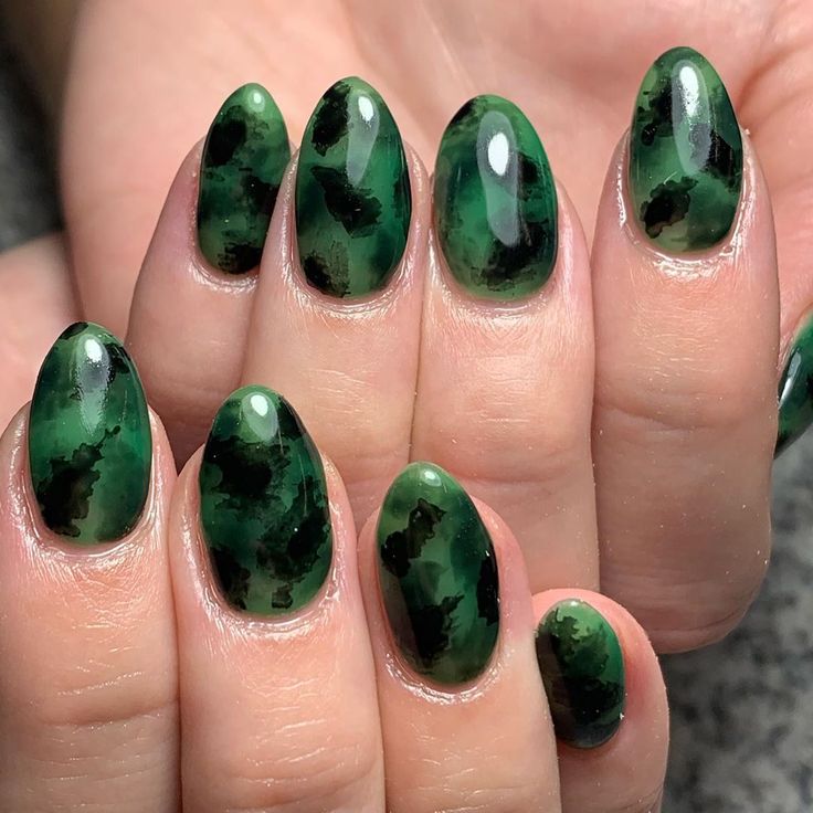 Manifest nail on Instagram: “Tortoise shell 🐢 emerald edition, which actually makes more sense because turtles are generally green and I’ve never understood why the…” Christmas Present Nail Art, Gold Holiday Nails, Christmas Tree Nail Designs, Lights Pictures, Christmas Present Nails, Tortoise Shell Nails, Shell Nails, Blue Christmas Nails, Tree Nail Art