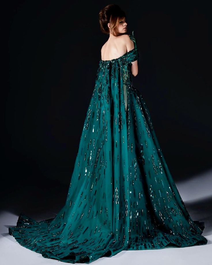 Étoile — Marwan & Khaled | Spring/Summer 2021 Couture Emerald Green Gown, Slytherin Fashion, Gowns Aesthetic, Book Dress, Dress Gallery, Fantasy Dresses, Green Gown, Classy Dress Outfits, Fairytale Dress