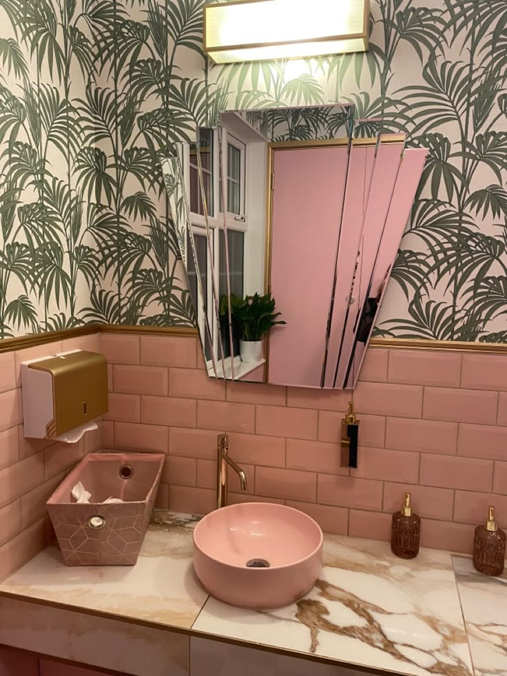 Pink, green and gold bathroom, bathroom ideas Pink And Emerald Green Bathroom, Pink Spa Bathroom Ideas, Pink And Green Downstairs Toilet, Bathroom Pink Tiles Ideas, Pink Bathroom Vintage 1950s, Pastel Pink Bathroom Aesthetic, Pink And Green Toilet, Pink Brown Bathroom, Pink Green Gold Bathroom