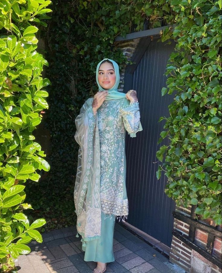 Blue Pakistani Outfit, Indian Wedding Outfits Guest For Women, Eid Outfits Pakistani, Eid Outfit Ideas, Desi Wedding Dresses, Modest Fashion Hijab, Pakistani Wedding Outfits, Pakistani Fancy Dresses, Pakistani Dresses Casual