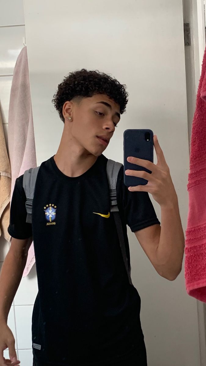 Brazil Lightskinned Boys With Curly Hair 13, Moreno Boys, Fine Guys With Curly Hair, Brazilian Haircut, Brown Curly Hair Boy, Brazil Boys, Brazilian Outfits, Boy Curly Hair, Boys Curly Hair