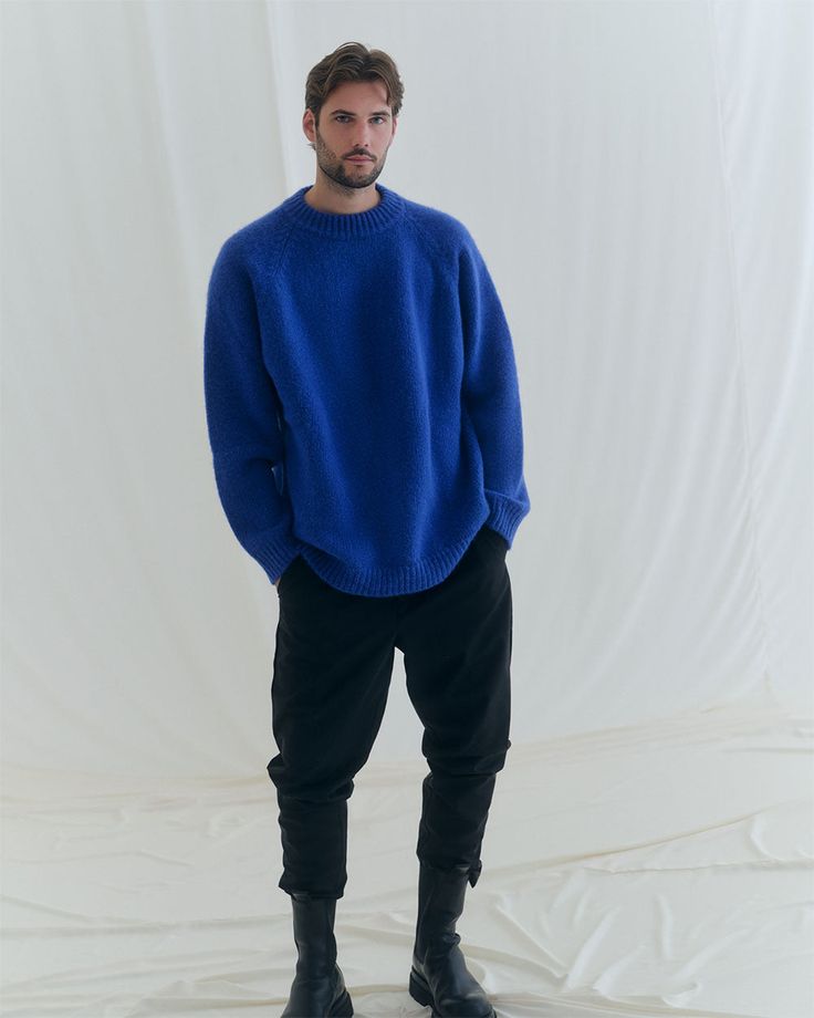 made in Italy oversized, gerade Passform Rundhalskragen Rippenbündchen an Kragen und Ärmelsaum überschnittene Schultern Das Model (1,89m) trägt die Größe L Cozy Turtleneck Polo Sweater With Ribbed Cuffs, Workwear Funnel Neck Sweater With Ribbed Neckline, Funnel Neck Sweater With Ribbed Cuffs For Work, Casual Chunky Knit Funnel Neck Sweater, Casual Funnel Neck Chunky Knit Sweater, Oversized Polo Sweater For Winter, Fall Polo Sweater With Ribbed Cuffs And Funnel Neck, Oversized Workwear Sweater With Chunky Knit, Oversized Chunky Knit Sweater For Work