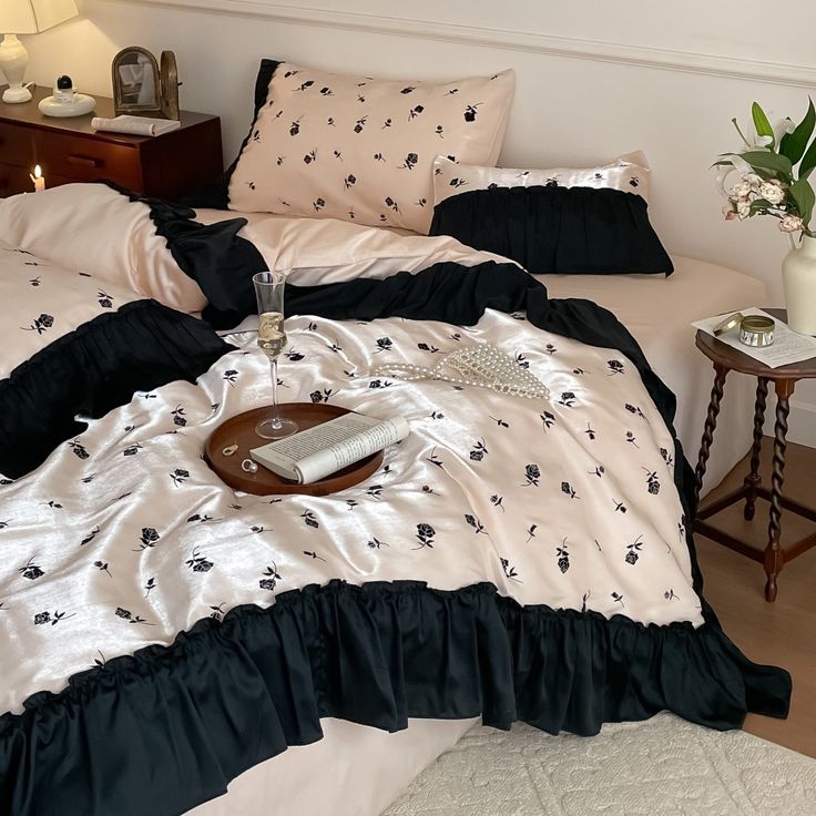 Vintage Inspired Silky Floral Ruffle Bedding Set / Black Pink Medium Flat Cruella Room, Bedding Set Black, Classic Duvet Covers, Room Decor Tips, Freetime Activities, Stylish Bedding, Floral Bedding Sets, Bed Sheet Sizes, Small Bed