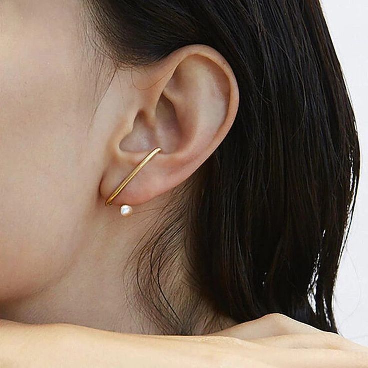 Minimalistic Jewelry Earings, Luxury Minimalist Earrings For Everyday Elegance, Luxury Minimalist Gold Earrings, Luxury Minimalist Jewelry With Unique Design, Luxury Modern Everyday Earrings, Work Appropriate Earrings, Luxury Minimalist Statement Jewelry, Modern Pearl Earrings Studs, Gold Plated Earrings Pearl