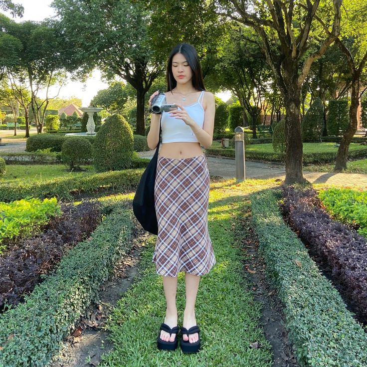 Mid Skirt Outfits Summer, Navy Blue Long Skirt Outfit, Y2k Long Skirt Outfit, Blue Long Skirt Outfit, Y2k Indie Outfits, Long Skirt Outfit Aesthetic, Midi Skirt Outfit Aesthetic, Y2k Skirt Outfit, Mid Skirt Outfits