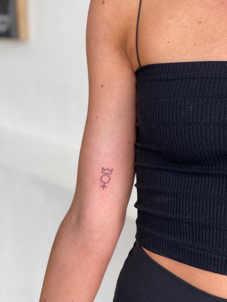 minimal fine line tattoo female gender sign girl power queen crown Powerful Signs Tattoo, Minimalist Tattoo Feminist, Minimalist Queen Tattoo, Feminist Finger Tattoo, Gender Tattoo Ideas, Tattoo About Strong Women, Feminist Sign Tattoo, Women Sign Tattoo, Female Gender Sign Tattoo