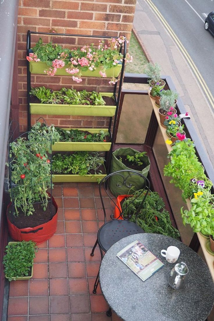 www.Bepatterns.com New 2022 Best Decorating Ideas For Your Home Urban Gardening Balcony, Apartment Patio Gardens, Balcony Herb Gardens, Wallpaper Garden, Garden Nails, Apartment Balcony Garden, Garden Tattoo, Small Balcony Garden, Small Balcony Design