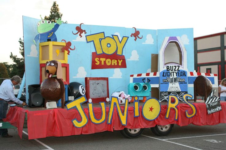 the toy story truck is decorated with toys and characters for children's birthdays