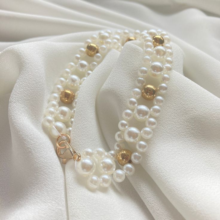 So thrilled to present our newest creation. Made out of faux pearls, 14k gold plated beads, and stainless steel lobster clasp and jump ring. How to order: Select your desired quantity and size. We'll make sure to ship it out as fast as possible. If you have further requests/questions, we'd be happy to help: https://etsy.me/3vEm White Bracelet, White Bracelets, Handmade Gold, Jump Rings, Beaded Bracelet, Lobster Clasp, Faux Pearl, Switzerland, Jewelry Bracelets