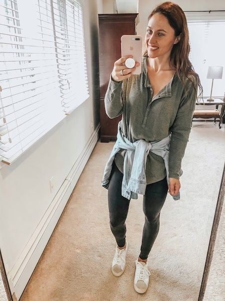 What To Wear With Leggings + 14 Easy Outfit Ideas | Fit Mommy In Heels What To Wear With Leggings, Black Yoga Pants Outfit, Mommy In Heels, Long Shirt Outfits, Easy Outfit Ideas, Fashion Expression, Cute Outfits With Leggings, Black Leggings Outfit, How To Wear Leggings