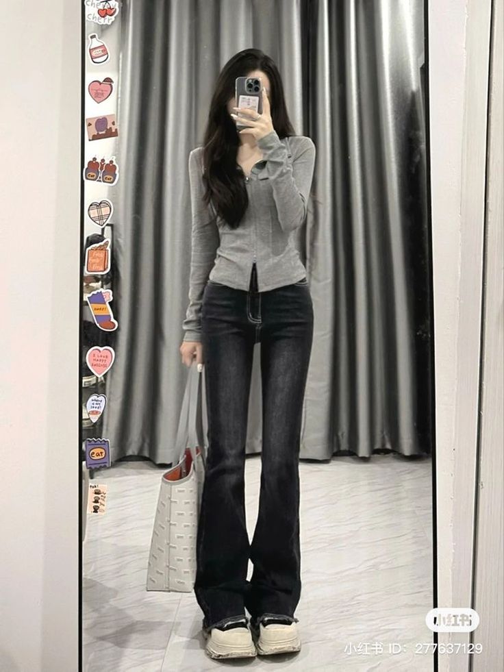 Korean Flared Jeans Outfit, Gray Flare Pants Outfit, Black Flair Jeans Outfits, Jeans Outfit Korean, Black Flare Jeans Outfit, Flair Jeans Outfit, Acubi Outfits, Flare Jean Outfit, Acubi Fashion