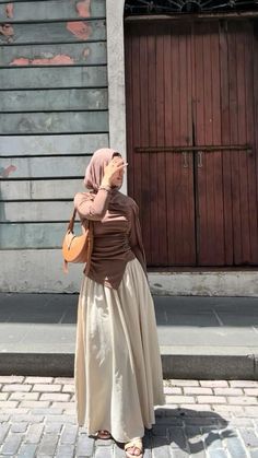 Hijab With Skirt Outfits, Hijabi Skirt Fits, Hijabi Summer Fashion, Cute Hijabi Outfits Summer, Modest Hijabi Outfits Classy, Skirts Outfits Hijab, Modest Skirt Outfits Muslim, Hijabi Fashion Aesthetic, Hijabi Classy Outfit