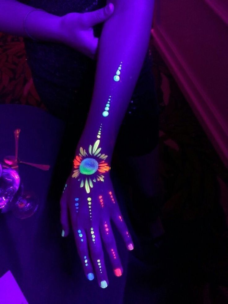 Glow In Dark Body Painting, Neon Festival Face Paint, Glow Paint Body Designs, Neon Party Paint Body Art, Glow Body Painting, Blacklight Face Paint, Rave Body Art, Glow In The Dark Lights, Glow In The Dark Body Art