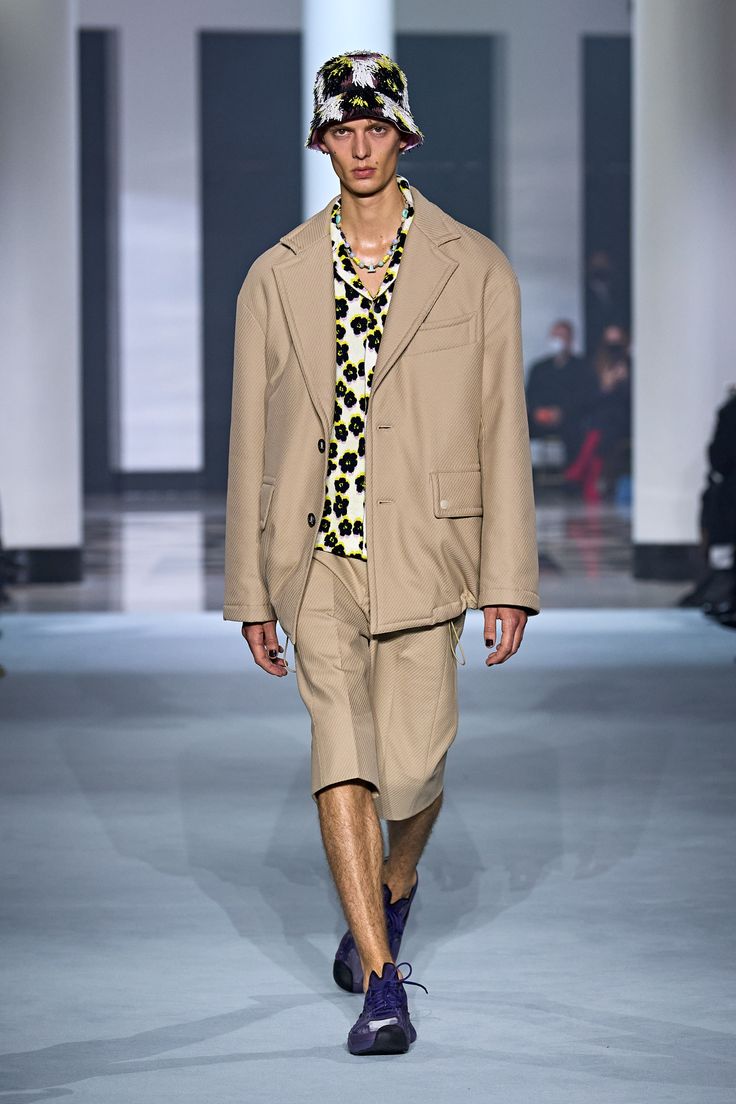 Lanvin Spring 2022 Ready-to-Wear Fashion Show Collection: See the complete Lanvin Spring 2022 Ready-to-Wear collection. Look 10 Lanvin Menswear, School Dress Code, Fashion Week Trends, Man Fashion, School Dresses, Spring Summer 2022, Runway Trends, Fashion Show Collection, Summer 2022