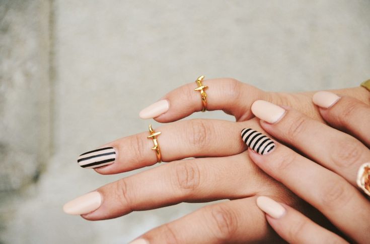 Nude and stripes Nude Manicure, Modern Nail Art, Statement Nail, Confetti Nails, Nude Nail Polish, Modern Nails, Great Nails, Neutral Nails, Fabulous Nails