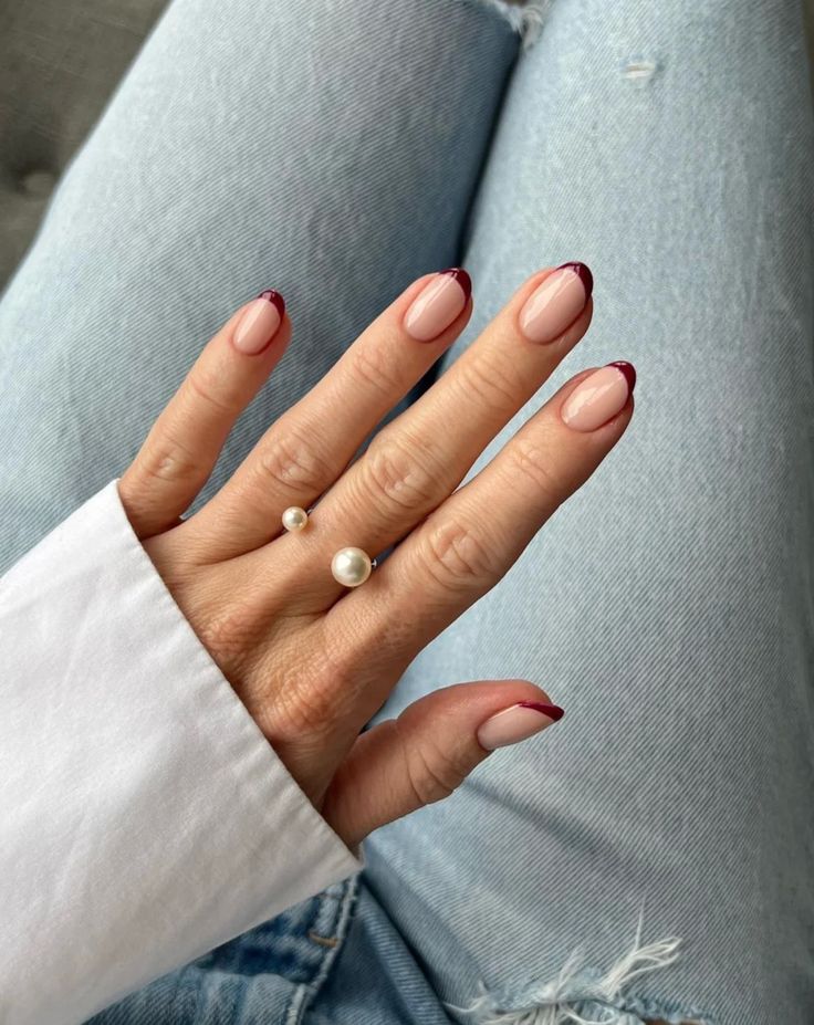 25 French Tip Nails That Are 'Très Chic'! - Haul of Fame Red Tip Nails, Kutek Disney, French Tip Nail Designs, Fall Gel Nails, Nagel Tips, Smink Inspiration, Makijaż Smokey Eye, Tip Nails, Thanksgiving Nails