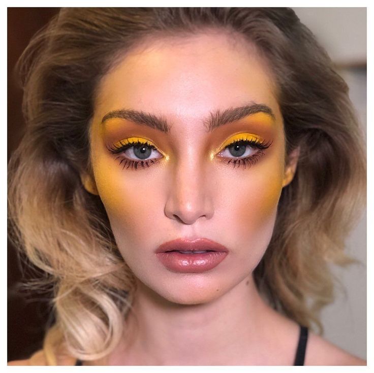 Yellow Editorial Makeup, Yellow Makeup Ideas, Groovy Makeup, Banana Makeup, Editorial Make-up, Catwalk Makeup, Make Up Color, Famous Makeup Artists, Mac Makeup Looks