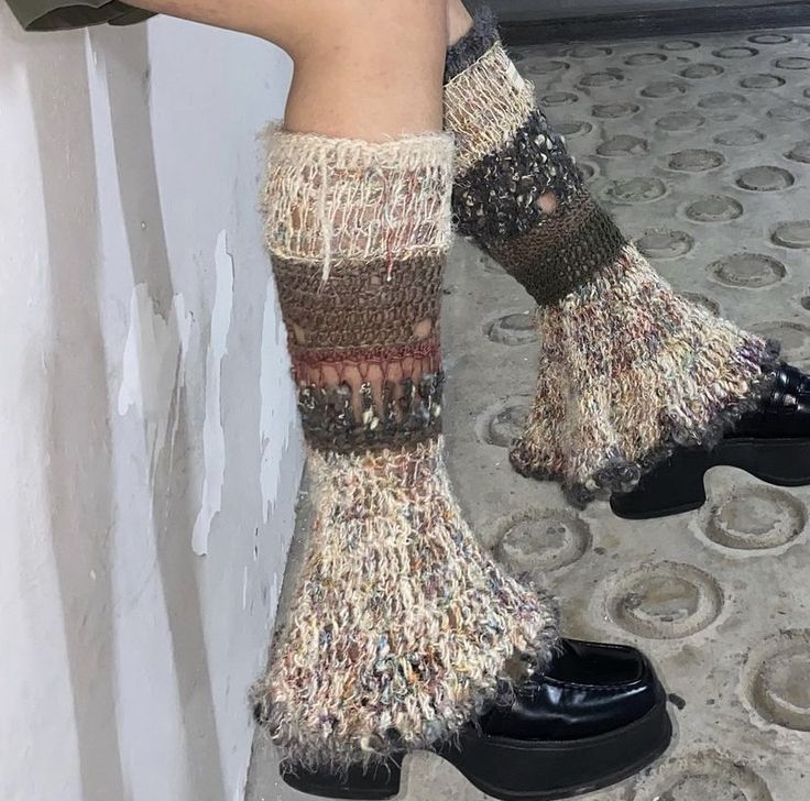 Crochet Flare Leg Warmers, Flare Bottoms, Crochet Leg Warmers, Dr Shoes, Crochet Design Pattern, Diy Crochet Projects, Crochet Fashion, Cute Crochet, Diy Crochet