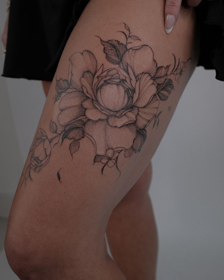 a woman's thigh with flowers on it