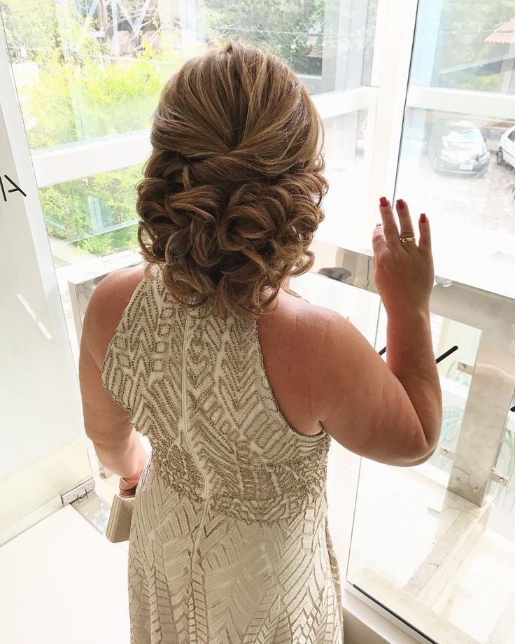 Vestido para mãe da debutante e penteado | dicas para encontrar o modelo ideal! | Blog de 15 Anos para Debutantes | Aceito Sim | Mother Of The Bride Hair Short, Mother Of The Bride Hairdos, Half Up Half Down Short Hair, Mother Of The Groom Hairstyles, Wedding Hairstyles For Medium Hair, Mother Of The Bride Hair, Prom Hairstyles For Long Hair, Mom Hairstyles, Homecoming Hair