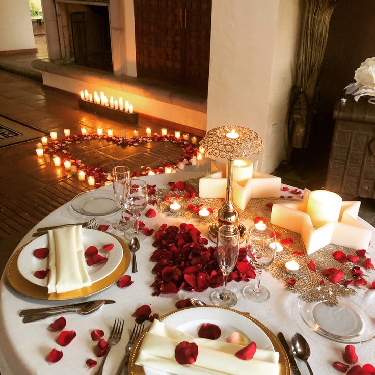 Cristalería con pétalos de rosas y vajilla cena romanticas Cena Romantica Aesthetic, Romantic Dinner For Two Candlelight, Romantic Dinner Table Setting For Two, Romantic Dinner Set Up, Candle Light Dinner Ideas, Valentine Day Aesthetic, Birthday Party Paper Decorations, Romantic Dinner Setting, Aesthetic Valentines Day