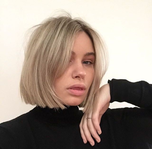 Effortless Bob Hairstyles, Chin Length Bob 2023, Short Bob Haircuts With Fringe, Hailey Bieber Haircut Short, Blonde Mid Bob, Blond Bob Haircut, Blond Short Bob, Natural Blonde Bob, A Line Bob Short